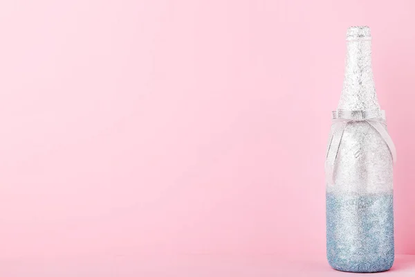 Διακοσμημένα Μπουκάλι Σαμπάνιας Ροζ Φόντο — Φωτογραφία Αρχείου