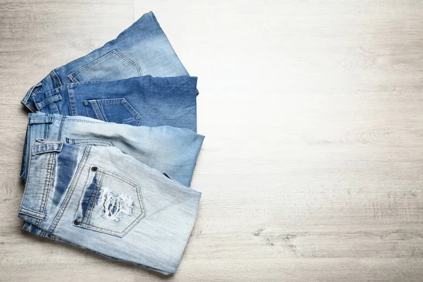 Dilipat Jeans Atas Meja Kayu — Stok Foto