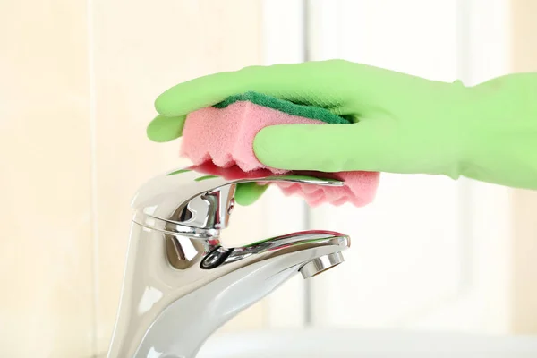 Hand Handschoen Reinigen Waterkraan Badkamer — Stockfoto