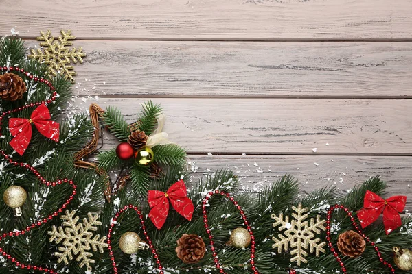 Vánoční Strom Jedle Větví Dekorací Dřevěný Stůl — Stock fotografie