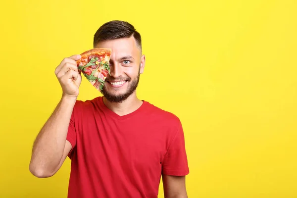 Jonge Man Eten Pizza Gele Achtergrond — Stockfoto