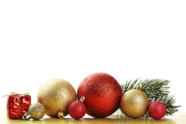 Weihnachtskugeln Mit Geschenkschachtel Auf Bokeh Hintergrund — Stockfoto