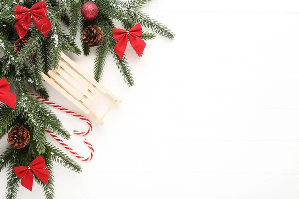 Rami Abete Natale Con Decorazioni Sfondo Bianco — Foto Stock