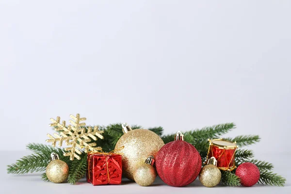 Décorations Noël Avec Branches Sapin Sur Fond Gris — Photo