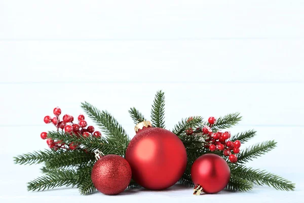 Χριστουγεννιάτικα Στολίδια Κλαδιά Δέντρων Ελάτης Στο Ξύλινο Τραπέζι — Φωτογραφία Αρχείου