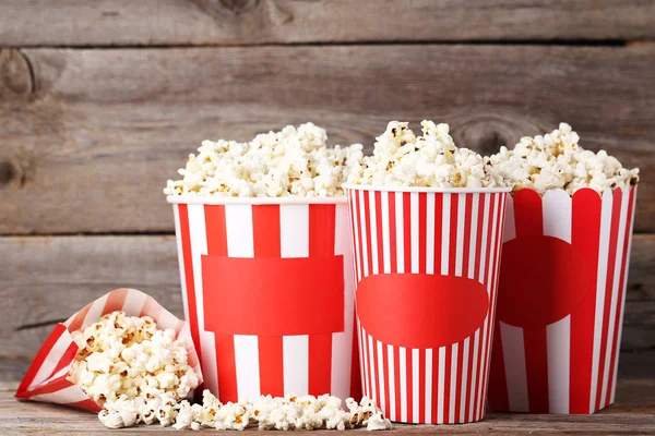 Popcorn Gestreiften Eimern Und Papiertüte Auf Holztisch — Stockfoto