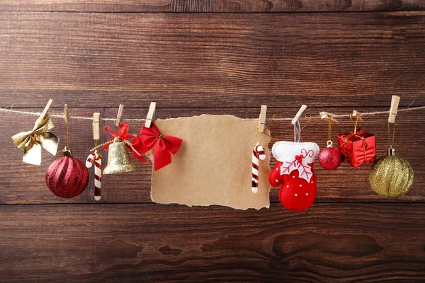 クリスマスの装飾ロープにぶら下がっている用紙の空白のシートを — ストック写真