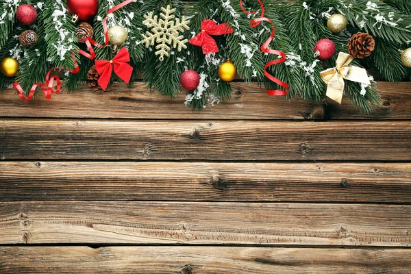 Spar Kerstboom Takken Met Kerstballen Kegels Bruin Houten Tafel — Stockfoto