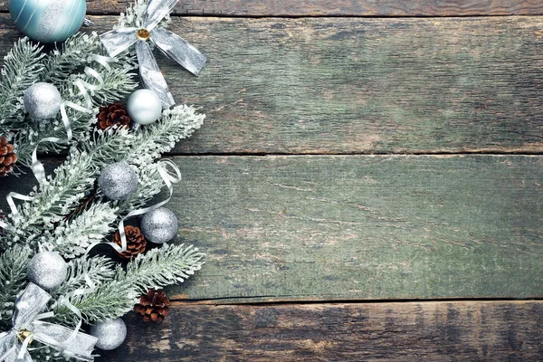 Vánoční Jedle Silnější Větve Ozdoby Kornouty Dřevěný Stůl — Stock fotografie