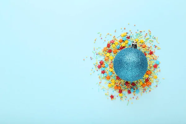 Χριστούγεννα Μπιχλιμπίδι Πολύχρωμα Ψεκάζει Μπλε Φόντο — Φωτογραφία Αρχείου