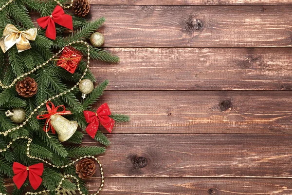 Vánoční Strom Jedle Větví Dekorací Hnědý Dřevěný Stůl — Stock fotografie