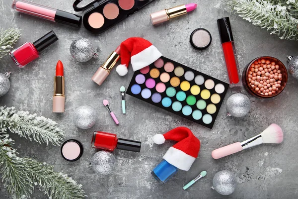 Cosmétiques Maquillage Avec Boules Noël Chapeau Père Noël Sur Table — Photo