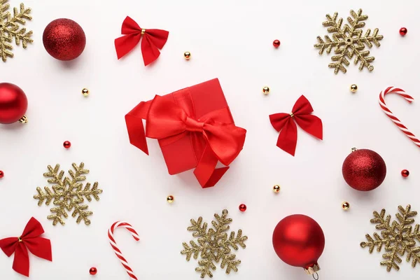 Caja Regalo Roja Con Decoraciones Navidad Sobre Fondo Blanco —  Fotos de Stock