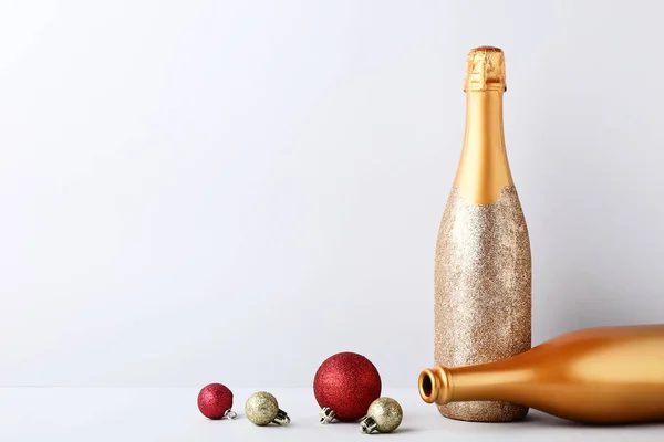 Διακοσμημένα Μπουκάλια Σαμπάνιας Χριστουγεννιάτικα Στολίδια Γκρίζο Φόντο — Φωτογραφία Αρχείου