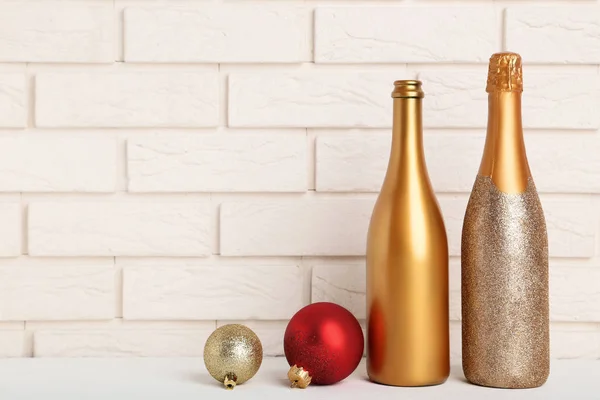 Botellas Champán Con Adornos Navidad Sobre Fondo Pared Ladrillo — Foto de Stock