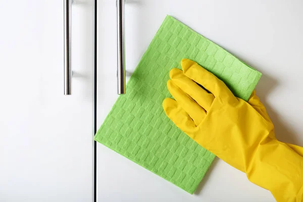 Hand Handschoen Schoonmaken Keukenkast — Stockfoto
