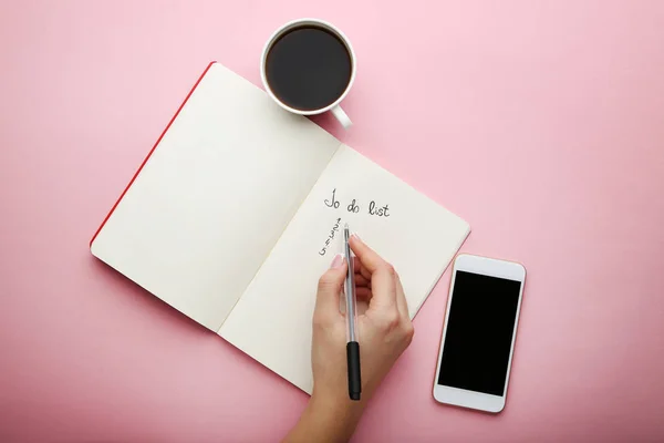 Kvinnlig Hand Skrivande Att Göra Lista Anteckningar Och Kopp Kaffe — Stockfoto