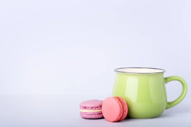 Gri arka plan üzerinde macarons ile yeşil kupa