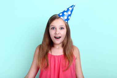 Nane arka plan üzerinde Doğum günü şapkalı genç kız