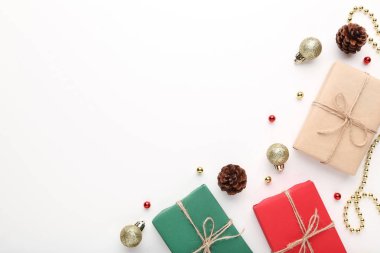 Noel hediye kutuları baubles ve beyaz arka plan üzerinde koni ile