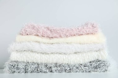 Gri arka plan üzerinde katlanmış kazak yığını