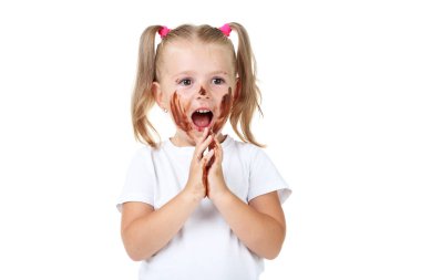 Çikolata beyaz arka plan üzerinde mutlu küçük kız