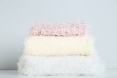 Gri arka plan üzerinde katlanmış kazak yığını