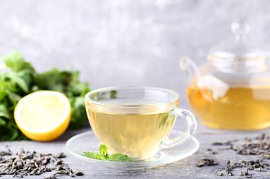 Çay nane ile yapraklar ve çaydanlık gri ahşap tablo