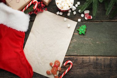 Noel çorap ve kahve boş sayfaya