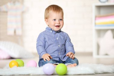 Bebek Çocuk evde oturan kauçuk balonlu