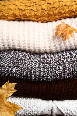 Arka plan katlanmış kazak ile sonbahar yaprakları