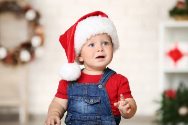 Santa şapka evde oturan erkek bebek