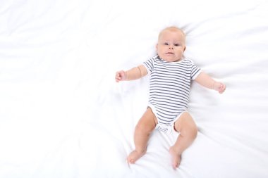 Beyaz yatakta yatarken bebek