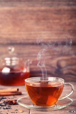 Çay kahverengi ahşap masa üstünde buhar ile