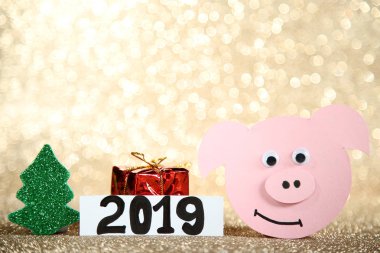 Kağıt domuz yazıt 2019 ve bokeh ışıklar zemin üzerine yeşil çam ağacı ile
