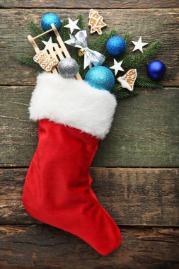 Köknar-ağaç dalları ve Noel dekorasyonları ahşap masa üzerinde çorap kırmızı