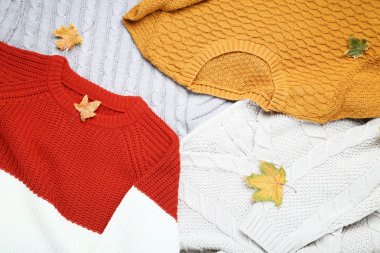 Sonbahar yaprakları ile sıcak örme kazak