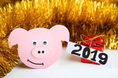 Beyaz arka plan üzerinde yazıt 2019 domuzla kağıt