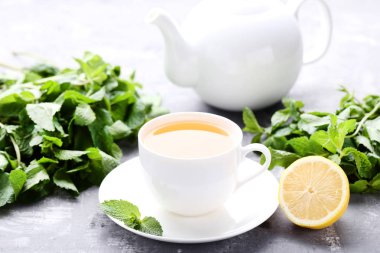 Nane ile çay yaprakları ve limon ahşap tablo