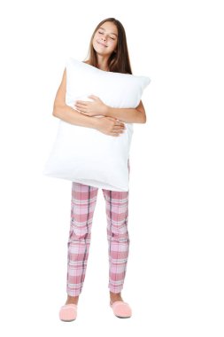 Pijama ile yastık beyaz zemin üzerine genç kız