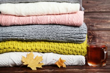 Örme kazak yığını ile çay ahşap tablo