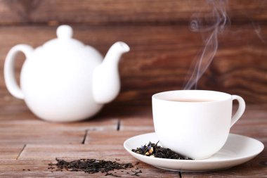 Çay kahverengi ahşap masa üstünde buhar ile