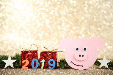 Kağıt domuz ile sayı 2019 ve hediye kutuları üzerinde bokeh arka plan ışıklar
