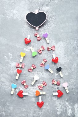 Eski püskü gri arka plan üzerinde Noel ağacı şeklinde renkli iğne