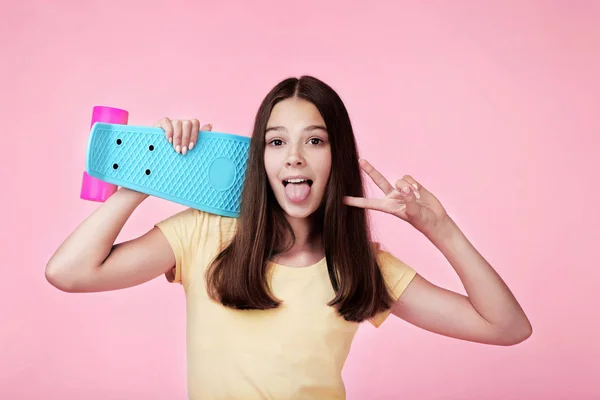 Menina Com Skate Fundo Rosa — Fotografia de Stock