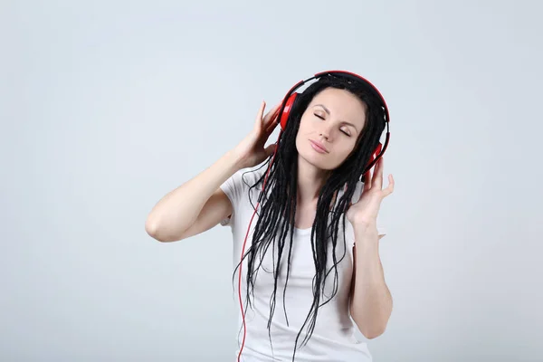 Leuke Jonge Vrouw Met Koptelefoon Grijze Achtergrond — Stockfoto