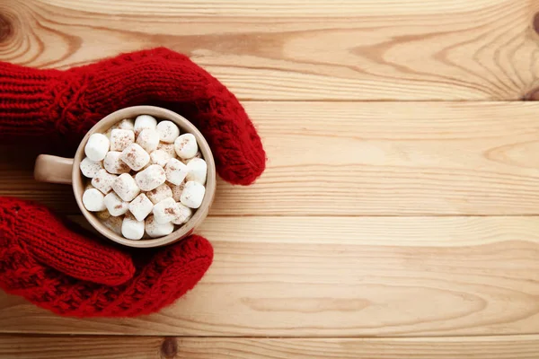 Cappuccino Con Malvaviscos Las Manos Sobre Mesa Madera Marrón — Foto de Stock