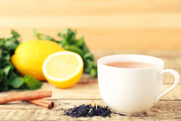 Tasse Tee Mit Zimtstangen Und Zitronen Auf Holztisch — Stockfoto