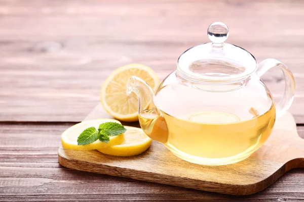 Tetera Vidrio Con Limones Rodajas Hojas Menta Sobre Mesa Madera — Foto de Stock