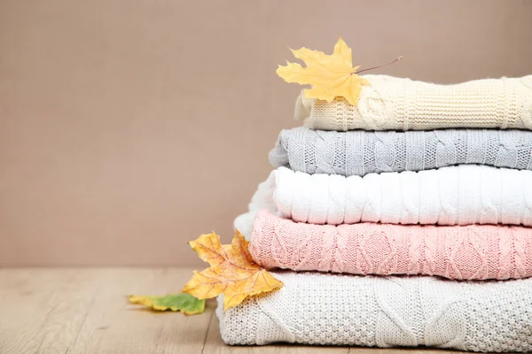 Stapel Gevouwen Truien Met Herfst Bladeren Houten Tafel — Stockfoto